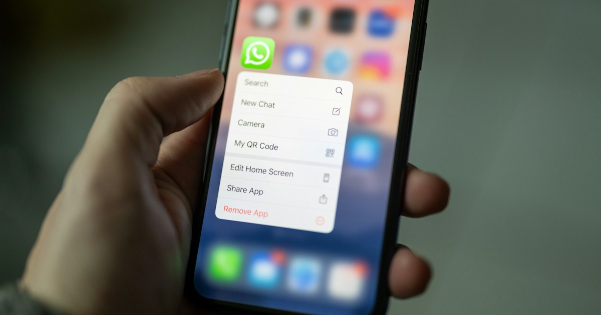 WhatsApp Business sur smartphone pour relancer des leads